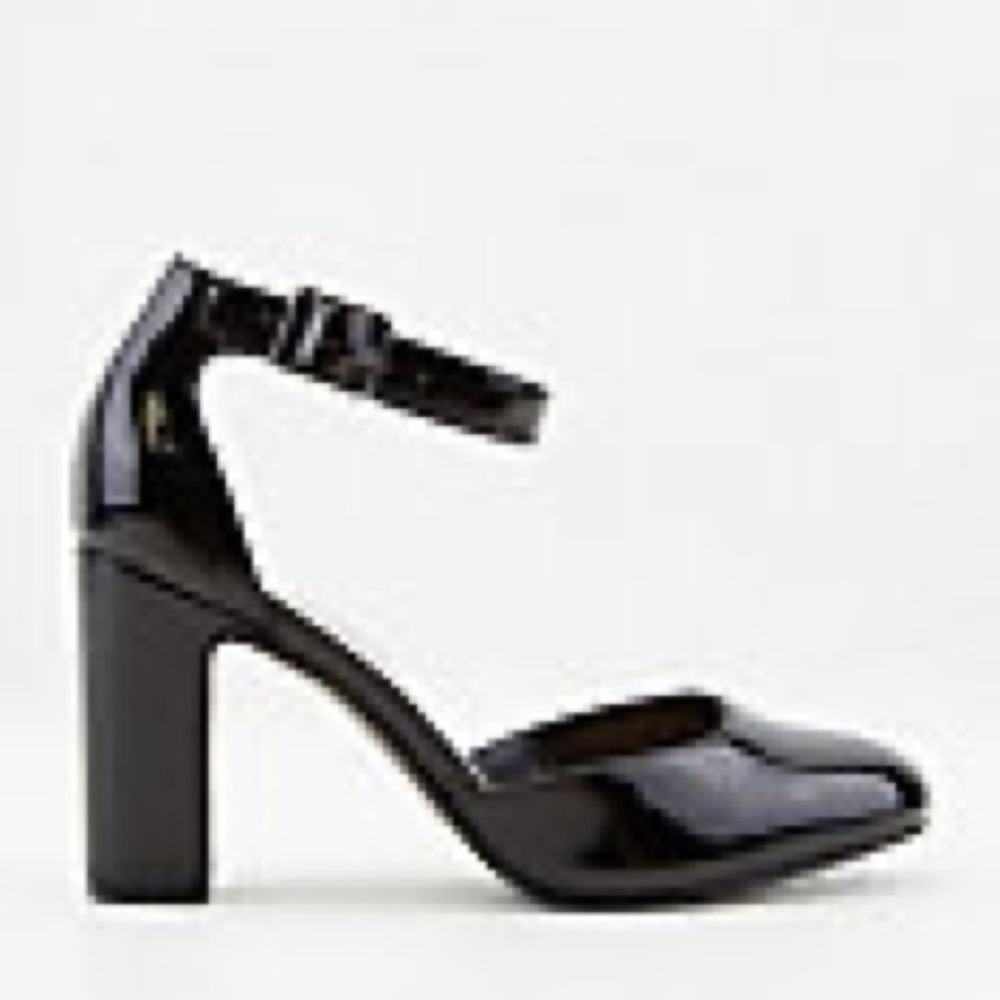 Le Chateau Black Patent Almond Toe and Ankle Strap Heels - New w/out Box